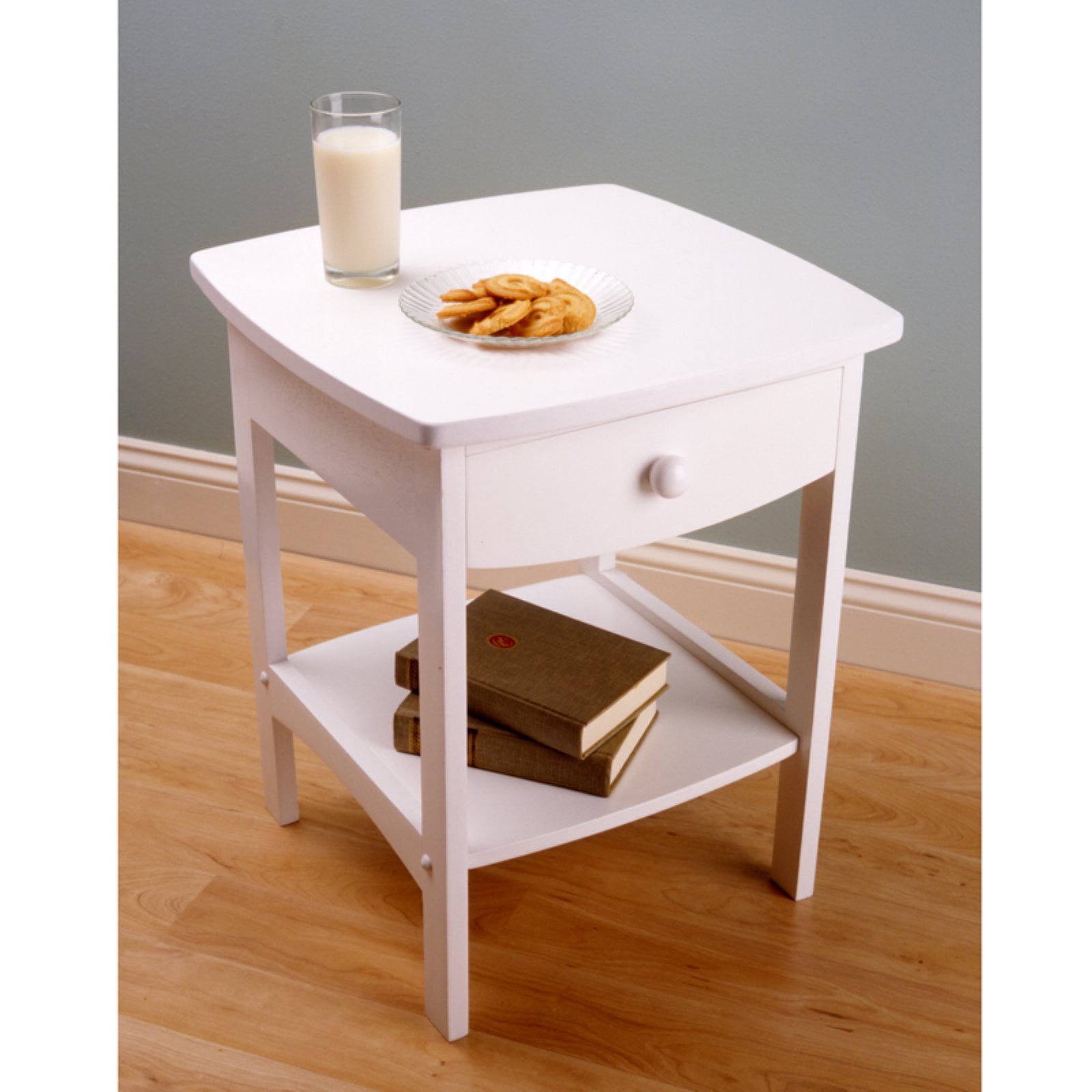 round dining table with four legs