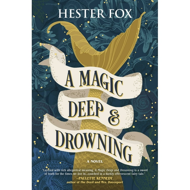 Une Couverture de Livre Magique Profonde et Noyée par Hester Fox Mettant en Vedette une Queue de Sirène Dorée Enveloppée d'Une Bannière Crème avec le Texte du Titre, sur Fond sous-Marin Bleu Foncé avec Algues et Bulles, Mettant en Valeur les Thèmes Mystiques et Allégoriques de Ce Roman de fiction.