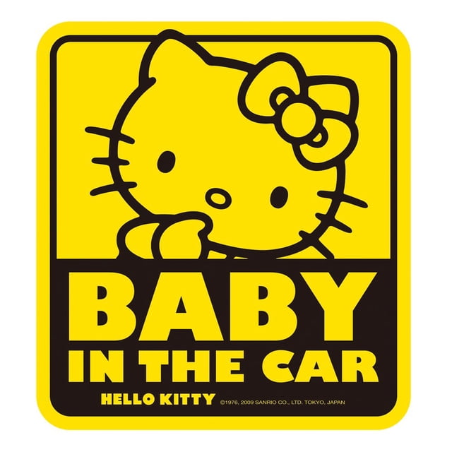 adhesivo para coche seiwa hello kitty baby yellow adhesivo amarillo rectangular con dibujo negro de Hello Kitty sobre fondo amarillo y gran texto "BABY IN THE CAR" en bloque negro. PVC con impresión frontal y trasera para pegar en vidrio desde el interior o exterior; hoja reutilizable y adhesivo sensible a la presión. A menudo usado también como señal temporal para sillas infantiles.