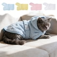 thumbnail image 1 of Bata con capucha para secar toallas de baño para mascotas • Envolvente absorbente para toallas rápidas y absorbentes • Bata ligera ajustable y cómoda • Lavable después del baño o nadar, 1 of 6