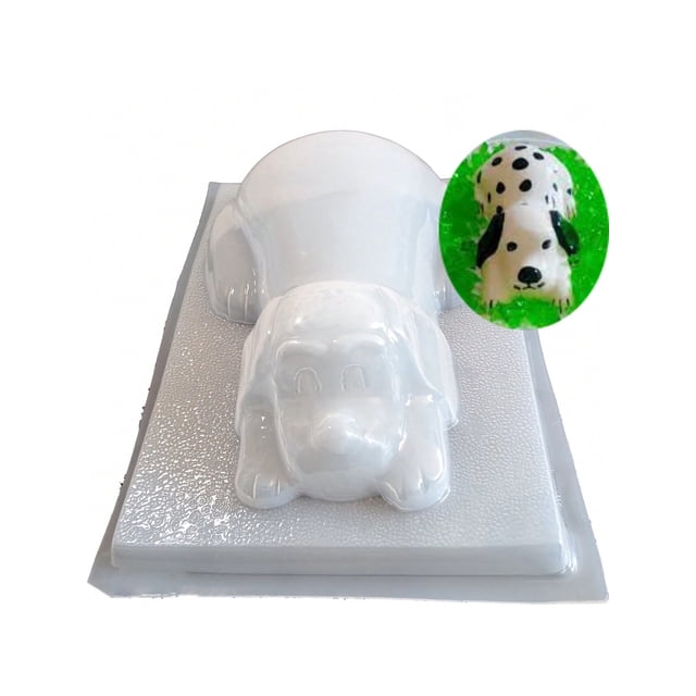 molde para gelatina en forma de perro dálmata para niños, material resistente reutilizable y fácil de desmoldar; vista frontal centrada del molde blanco de plástico con silueta acostada del dálmata y base texturizada, 44 x 31 x 13 cm; muestra insertada de gelatina con puntos negros simulando pelaje, adecuado para hacer postres temáticos en fiestas infantiles.