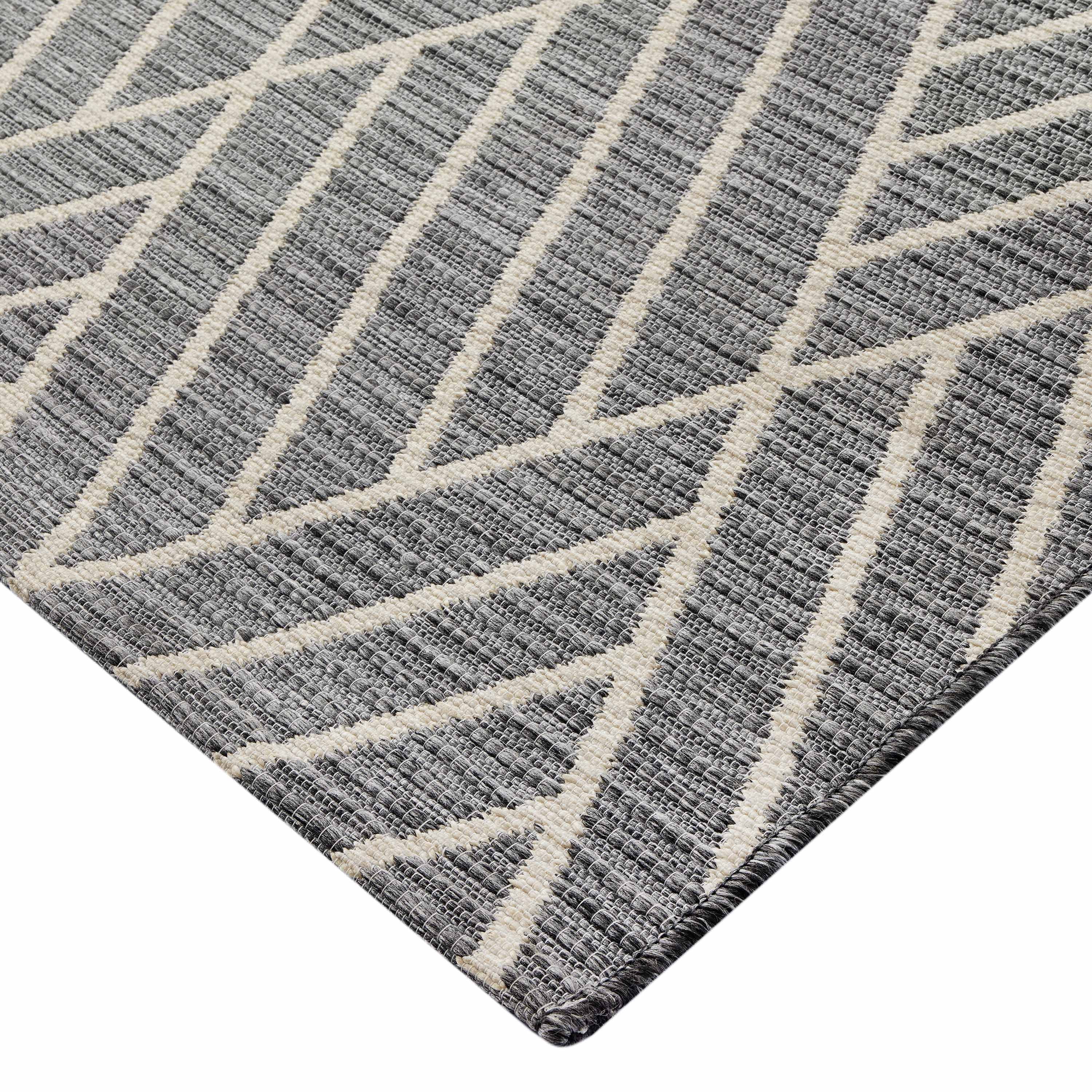 7'9 Round Outdoor Rug-Black/Tan Diamonds