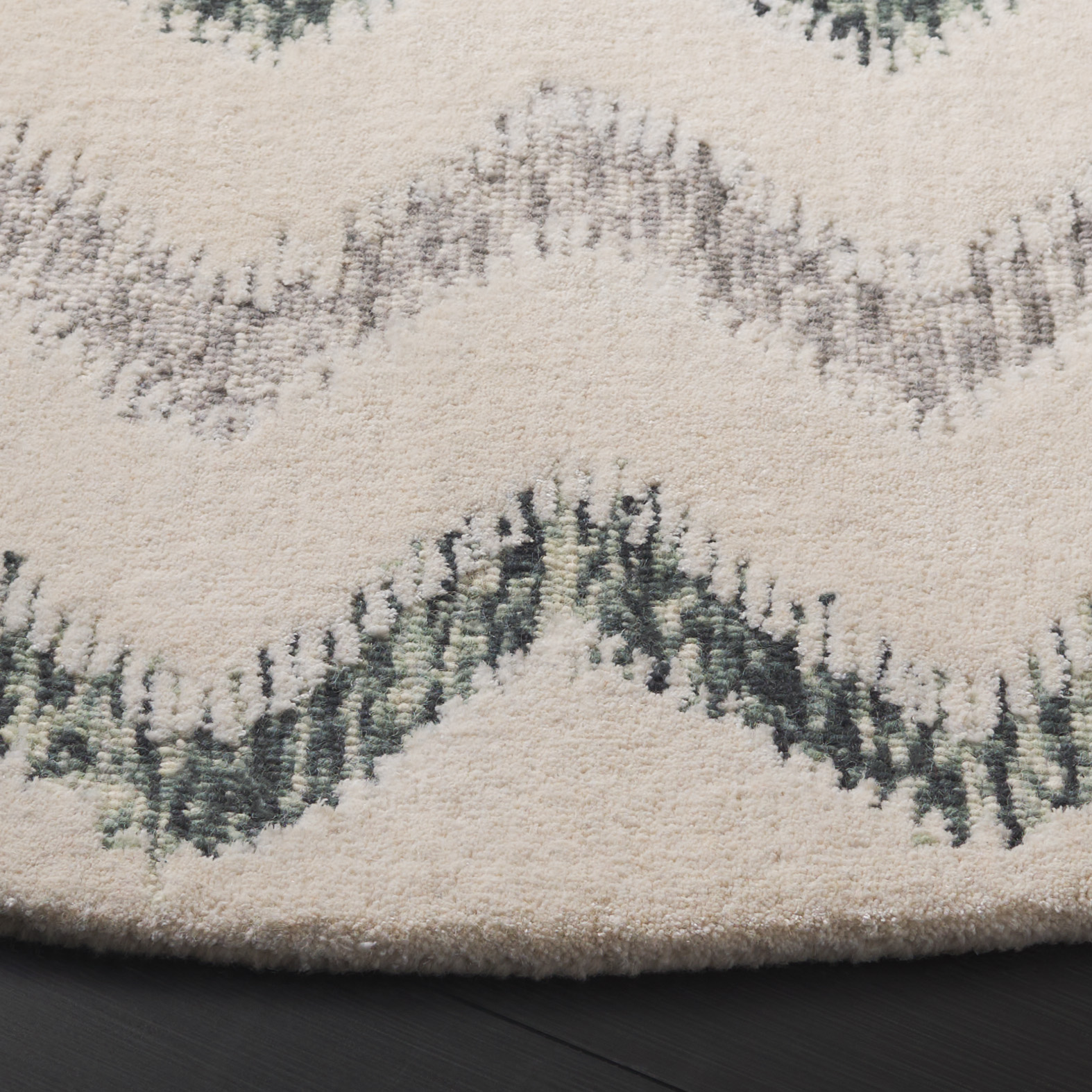 SAFAVIEH Soho Angela Zig-Zag Area Rug, Ivory/Gray, 6' x 6' Round