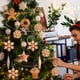 thumbnail image 4 of Adornos colgantes para árbol de Navidad, Bola de espuma, copo de nieve, hombre de jengibre, decoraciones navideñas para el hogar, Año Nuevo, 1/6 piezas, 2025, 4 of 5