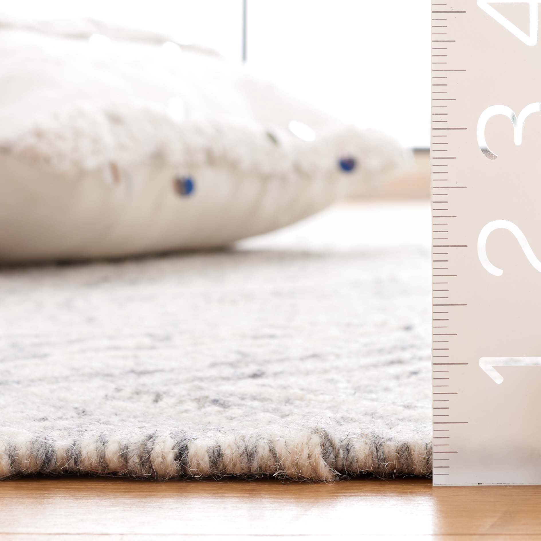 Safavieh Kilim Shannon Diamond Runner Rug, Light Gray/Ivory, 2'3" x 8'