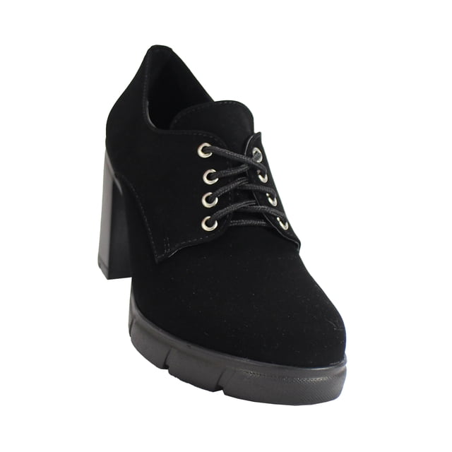 zapato de mujer vestir negro nobuck sintetico marca leon 7400, vista 3/4 frontal; tacón ancho de 8.5 cm y plataforma de 2 cm, acabado nobuck sintético, cordones con ojales metálicos y suela antideslizante sobre fondo blanco. Es adecuado también para combinarlos en looks casuales de oficina o eventos formales informales.