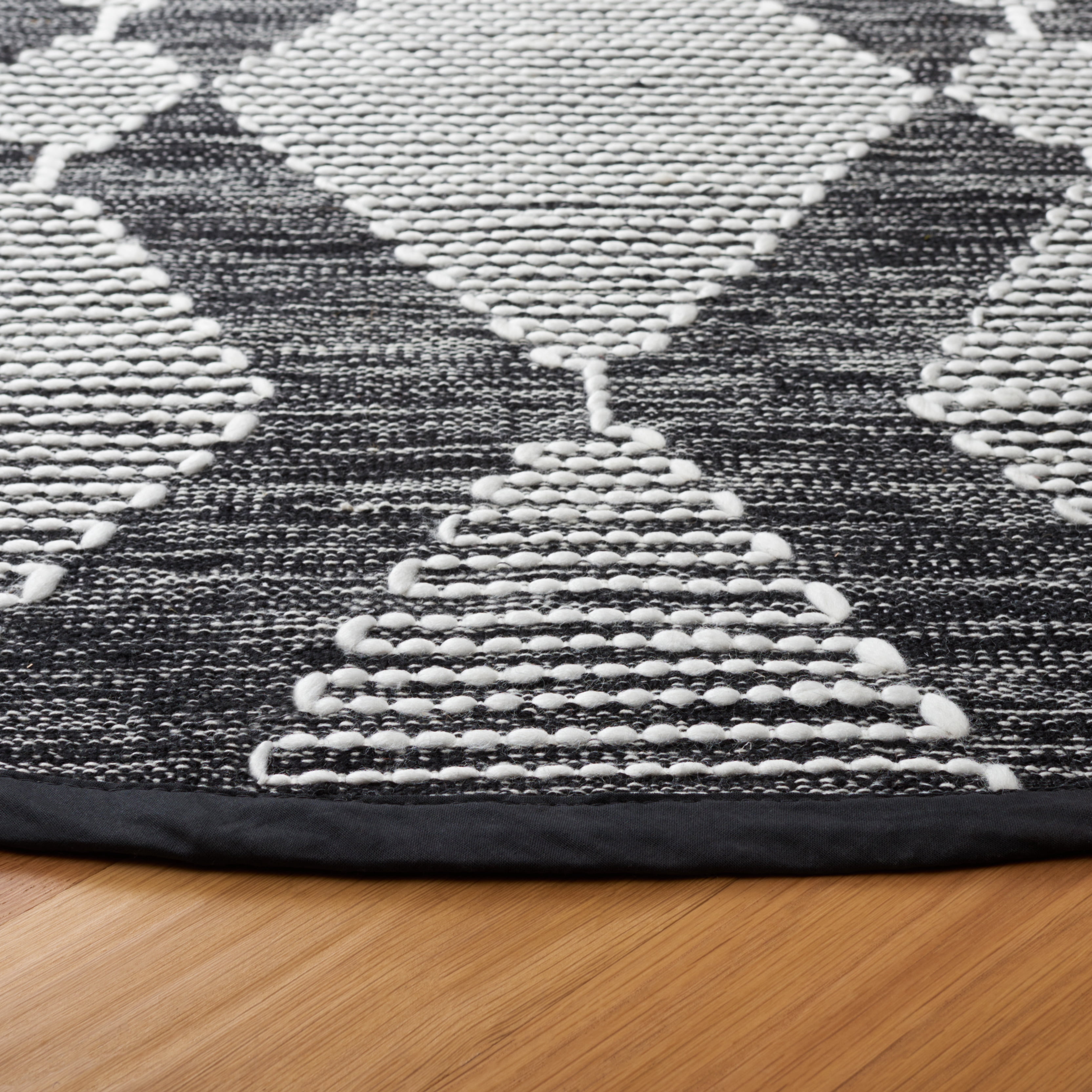SAFAVIEH Kilim Angel Diamond Polyester Area Rug, Black/Ivory, 6' x 6' Round