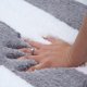 thumbnail image 3 of Bearachild Alfombrilla antideslizante ecológica y elegante para baño, alfombrilla de baño fácil de instalar Juegos de accesorios de baño gris blanco 41 cm * 61 cm, 3 of 6
