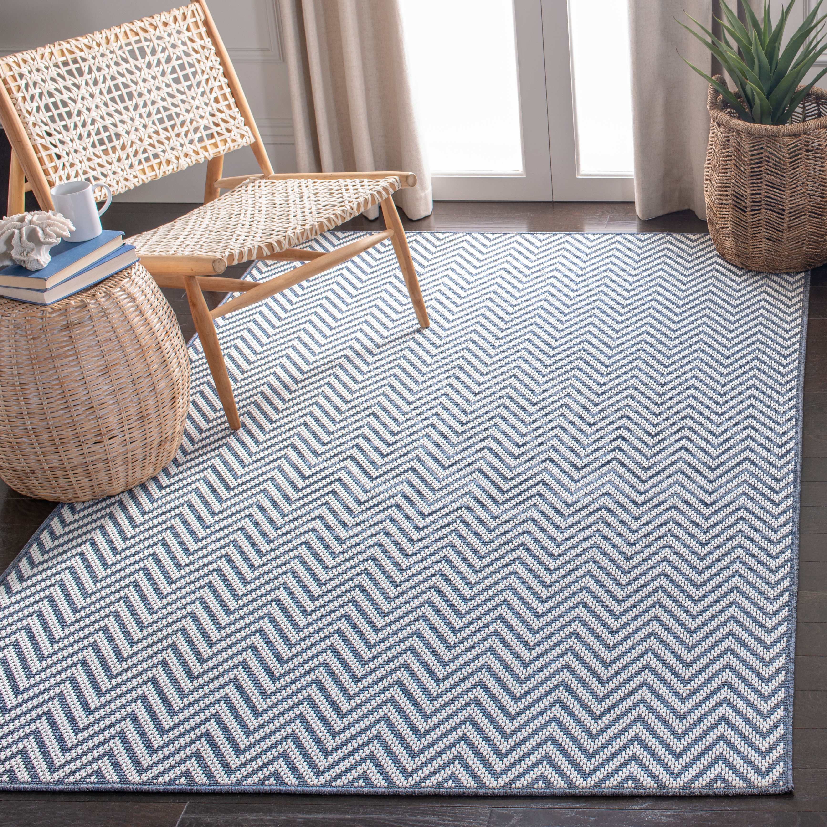 SAFAVIEH Machine Washable Rug Indoor/Outdoor Bermuda Collection - Bermuda Kandace Geometric Machine Washable Indoor/Outdoor Area Rug, Blue/Cream, 5'3" x 7'6"