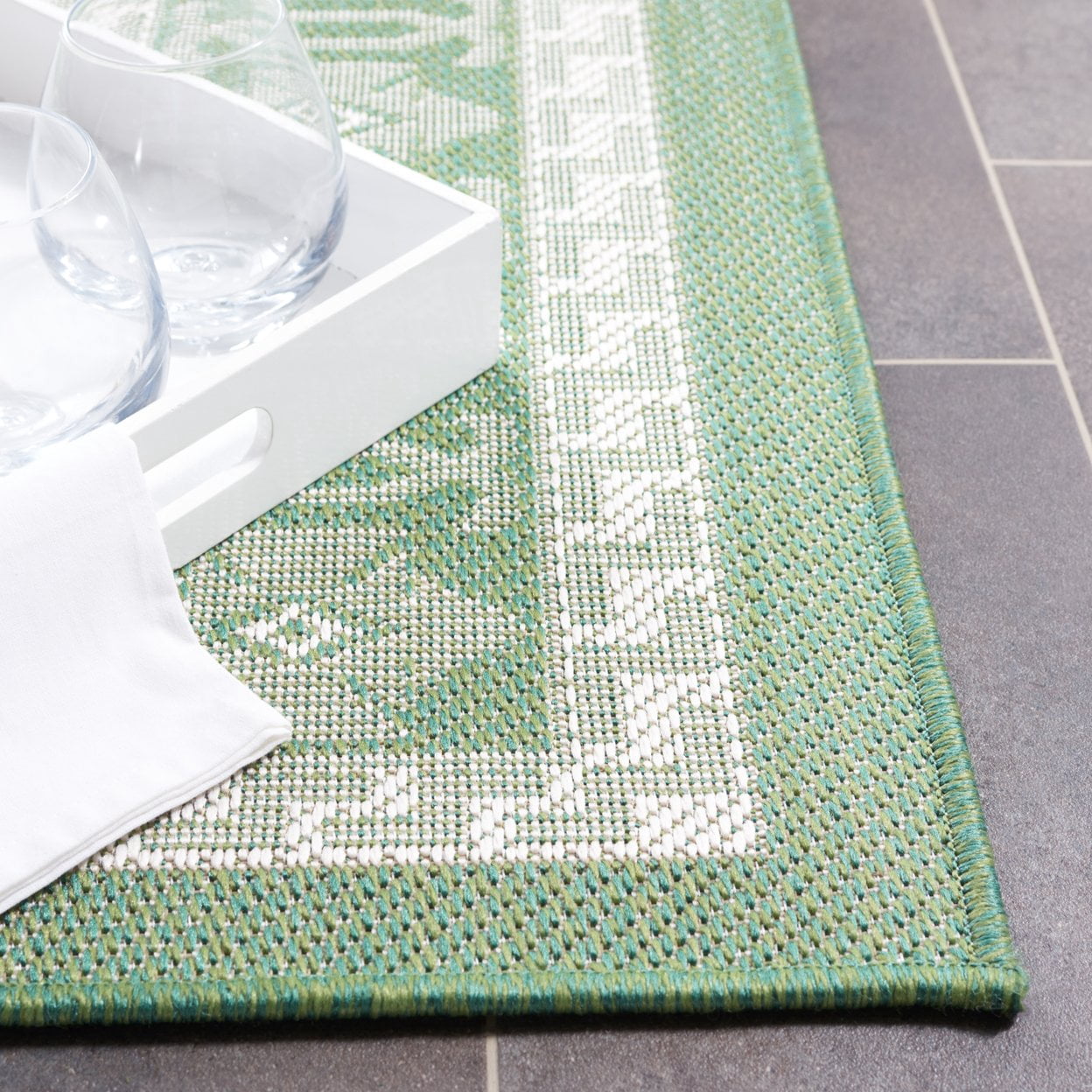 SAFAVIEH Machine Washable Rug Indoor/Outdoor Bermuda Collection - Bermuda Fredrick Geometric Indoor/Outdoor Area Rug, Green/Ivory, 6'7" x 6'7" Round