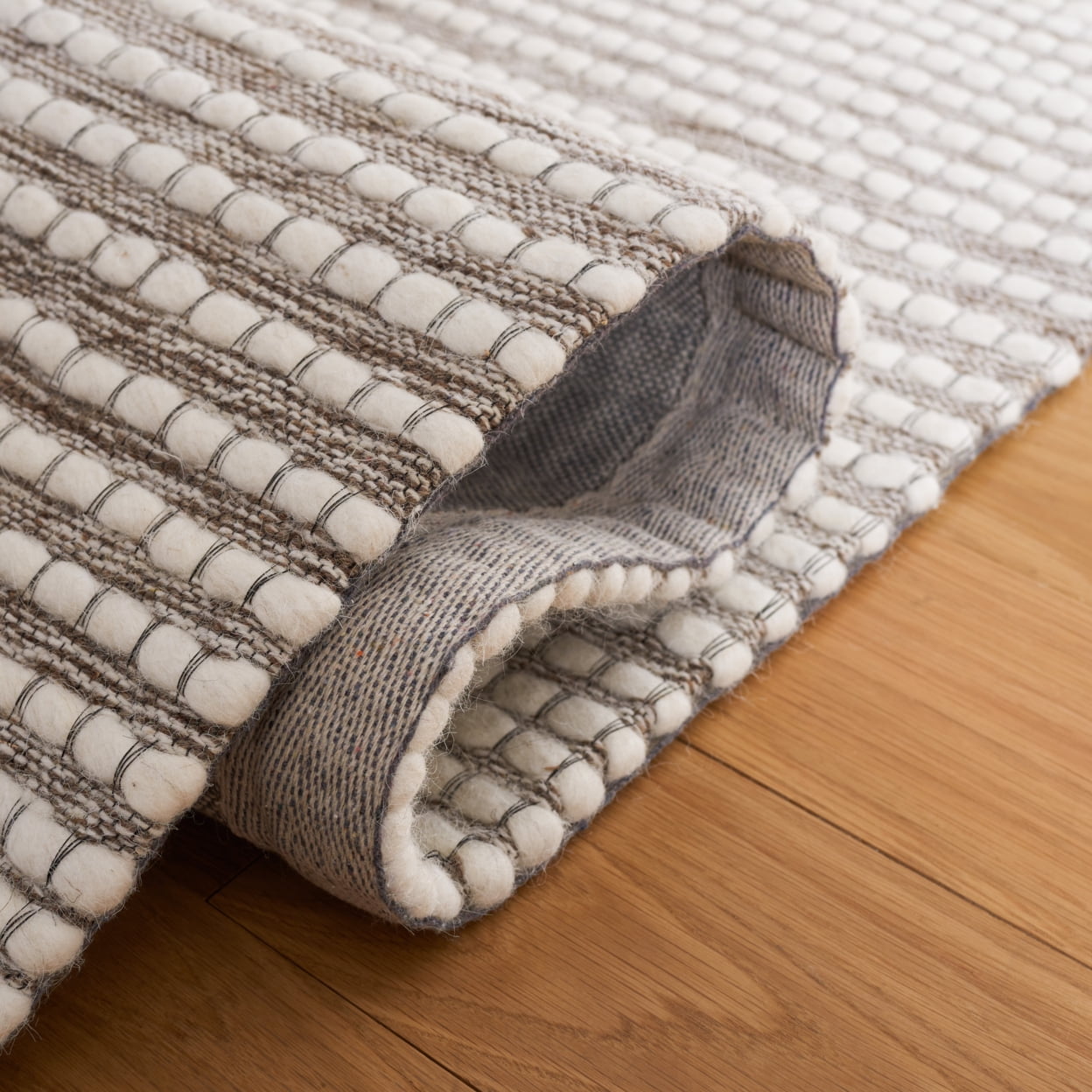 SAFAVIEH Marbella Peronal Distressed Area Rug, Ivory/Dark Brown, 5' x 8'