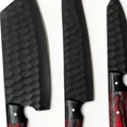 thumbnail image 3 of Ensemble de Couteaux en Acier au Carbone Noir Faits à la Main, Couteaux de Chef et de Boucher Martelés Ultra Tranchants avec Poignées en Pakkawood Rouges et Noires, 5 Pcs. Hawkeen Knife, 3 of 5