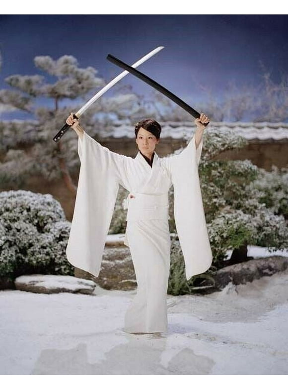 Lucy Liu holds swords aloft as O-Ren Ishii 2003 Kill Bill 8x10 inch photo