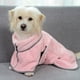 thumbnail image 5 of El perro se baña y seca rápidamente la toalla de baño; el gato seca la bata de baño después de bañarse; la mascota absorbe el agua de la toalla., 5 of 5