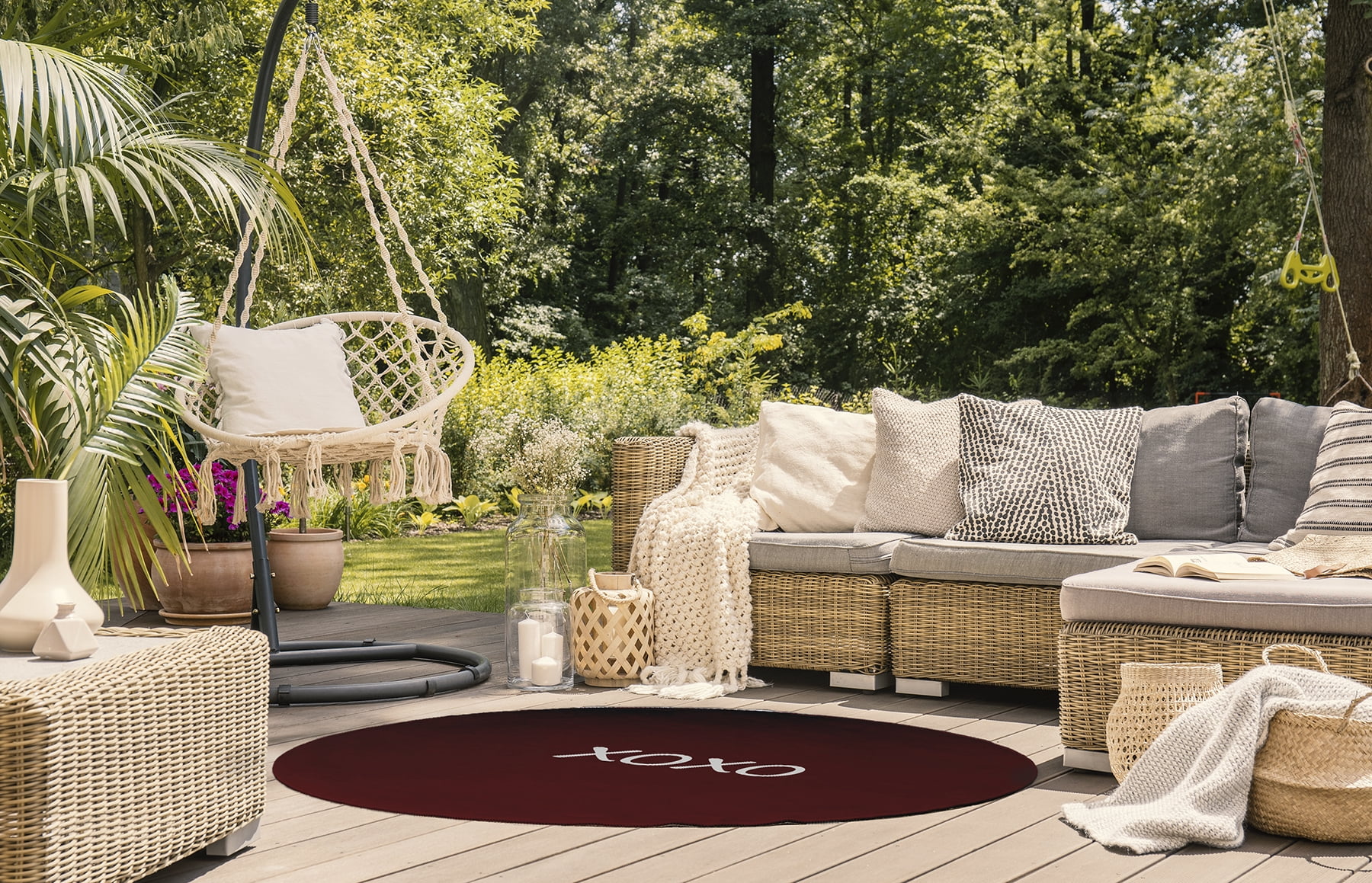 Simply Daisy 5' Round Maroon XOXO Valentines Chenille Indoor/Outdoor Rug
