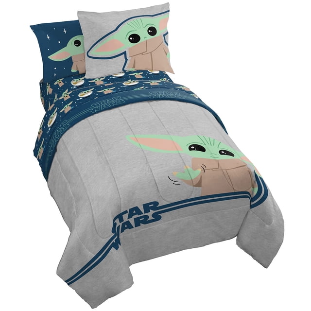 jay franco star wars the mandalorian hello grogu juego de cama tamaño completo de 7 piezas - edredón gris con gran ilustración de Grogu en la parte inferior y borde azul con logo Star Wars, reverso y sábanas en azul marino con patrón repetido de Grogu y naves; incluye edredón completo, sábana bajera ajustable y tres fundas de almohada en microfibra suave resistente a la decoloración; opción ideal para decorar habitaciones infantiles.