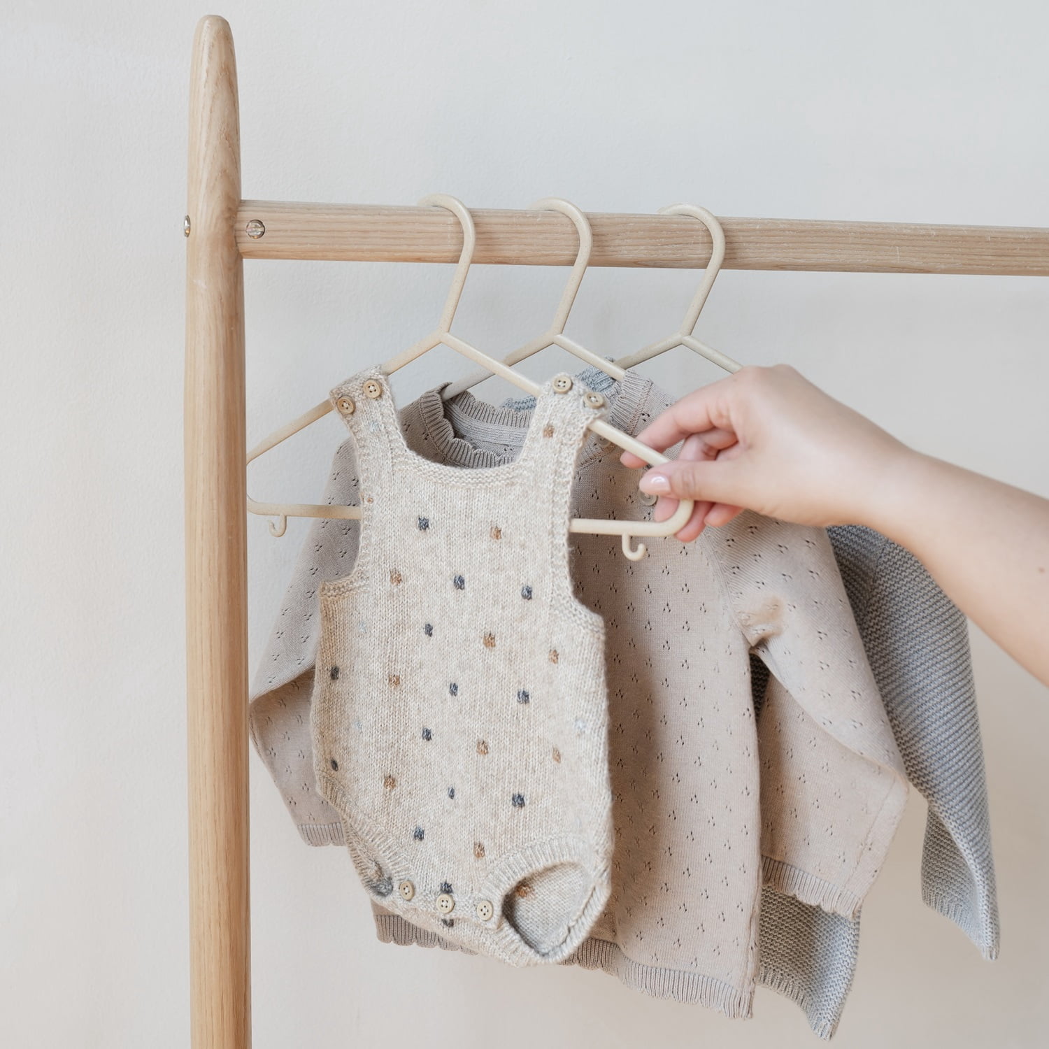 3 Sprouts Baby Wheat Straw Plastic Clothes Hangers - Pack of 30 - Speckled Beige