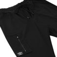 thumbnail image 3 of Pantalón Umbro Talla G Tipo Jogger Deportivo con Bolsas Laterales Negro, 3 of 3