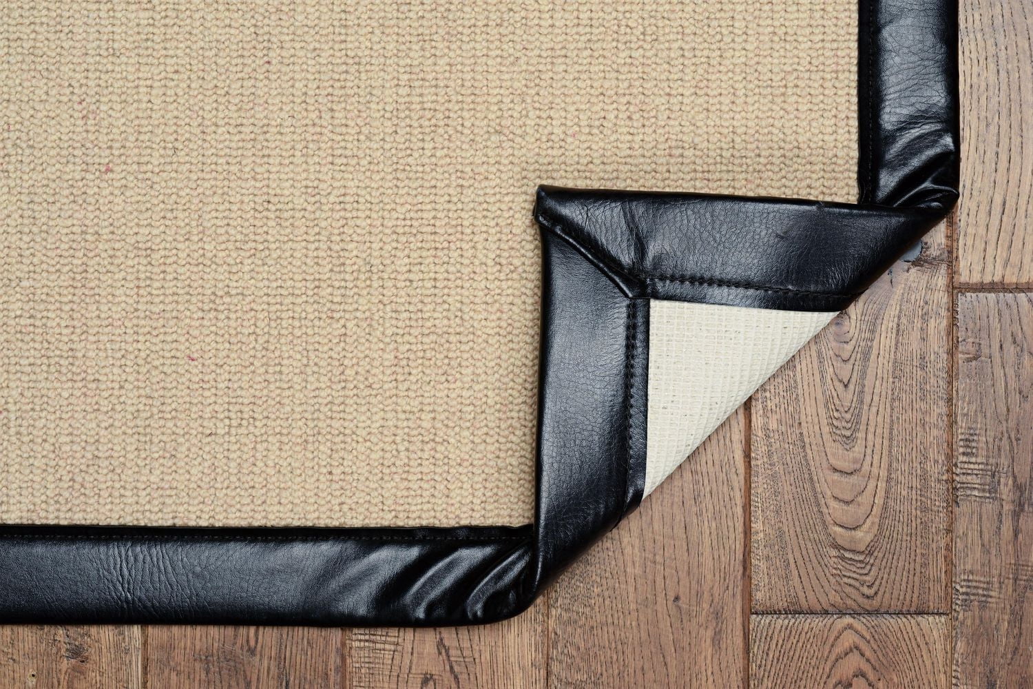 Tapis d'appoint Athena en laine naturelle et PU noir de 1 pi 10 po x 2 pi 10 po