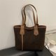 thumbnail image 4 of Bolso de felpa para mujer, gran capacidad, nuevo estilo 2025, bolso informal de otoño e invierno, bolso de mano peludo versátil para viajeros., 4 of 5