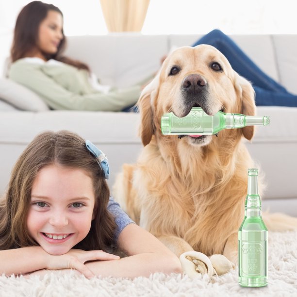 Una botella de juguete para perro con un diente que rechina los dientes por fonación Una botella