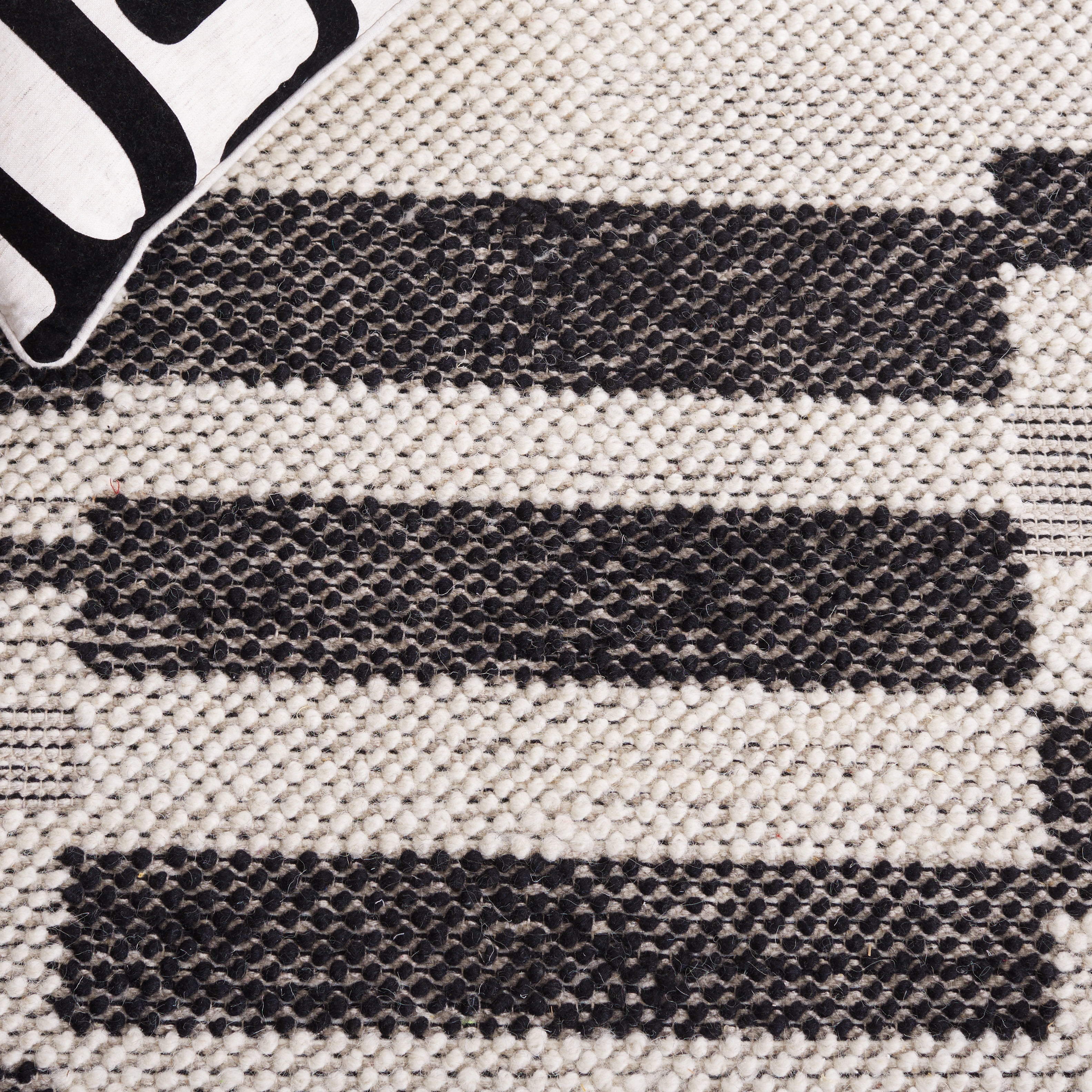 SAFAVIEH Natura Qendro Striped Area Rug, Ivory/Black, 4' x 6'