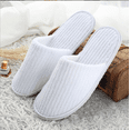 thumbnail image 4 of Pantuflas, pantuflas desechables para invitados a granel de 6 pares, pantuflas blancas premium antideslizantes con punta cerrada a granel con bolsas de viaje, 4 of 4