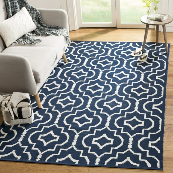 SAFAVIEH Montauk Raeyln Geometric Cotton Area Rug, Navy/Ivory, 5' x 8'