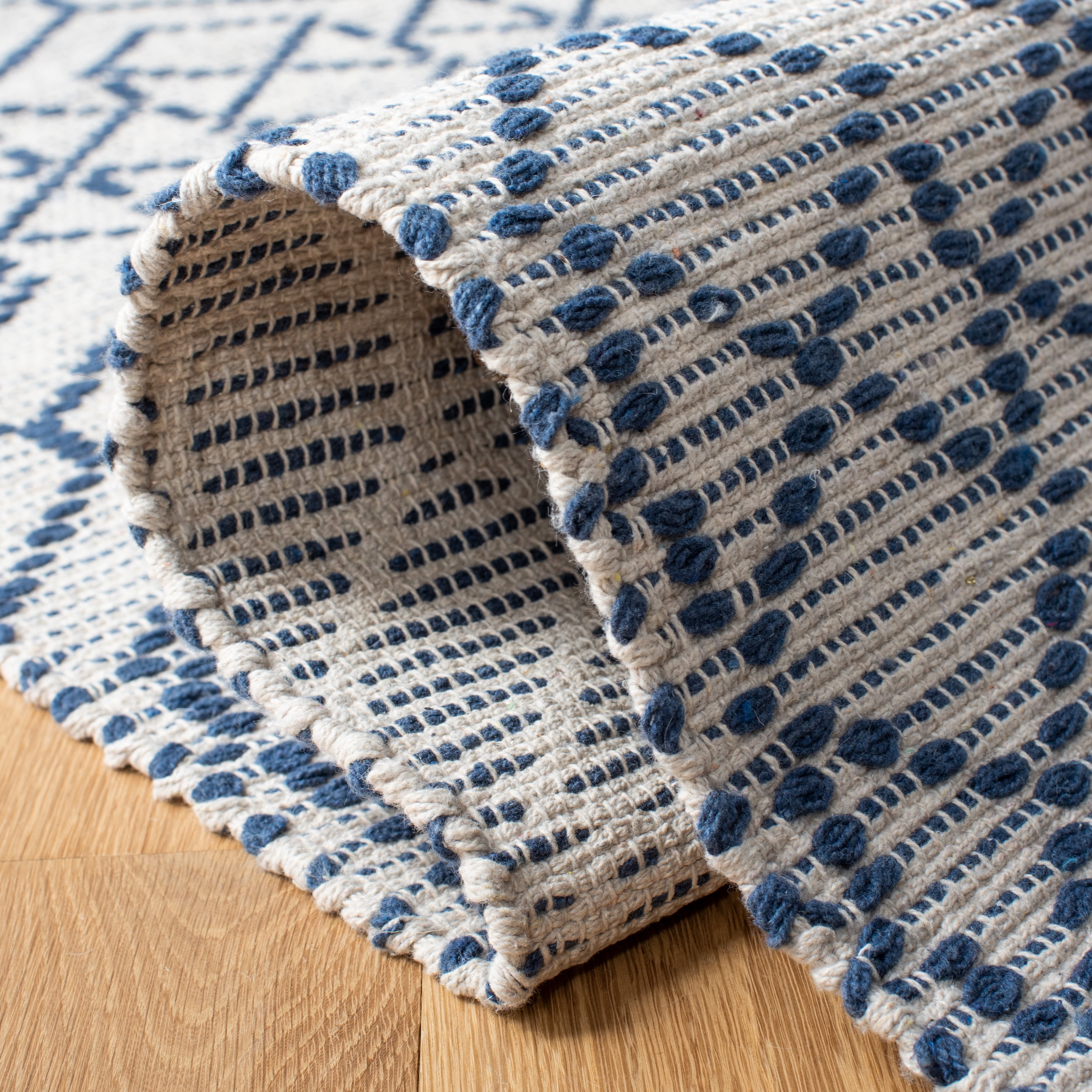 SAFAVIEH Montauk Lars Geometric Cotton Area Rug, Navy/Beige, 4' x 6'