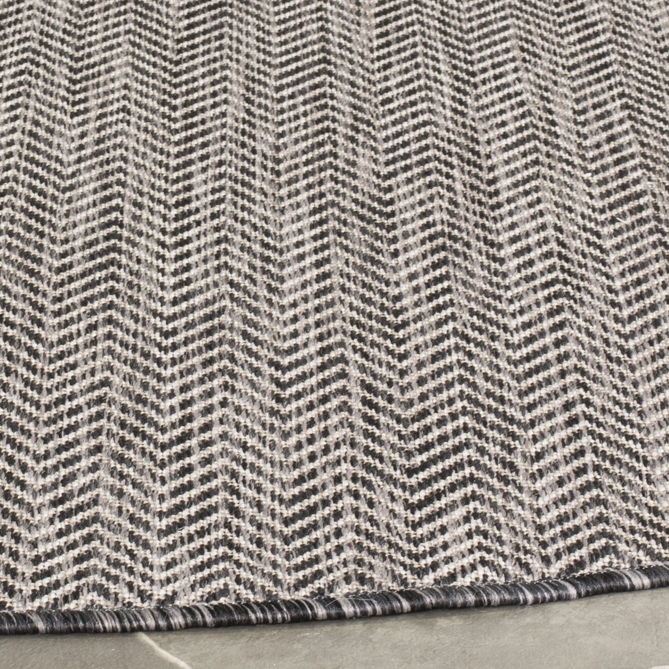 SAFAVIEH Courtyard Blazhe Chevron Indoor/Outdoor Area Rug, Black/Beige, 10' x 10' Round