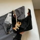 thumbnail image 3 of Bolso de nicho de lujo ligero de alta gama para mujer, nueva moda 2025, versión coreana, bolso cruzado de gran capacidad para uso diario, bolso de mano tipo dumplings debajo del brazo, 3 of 5