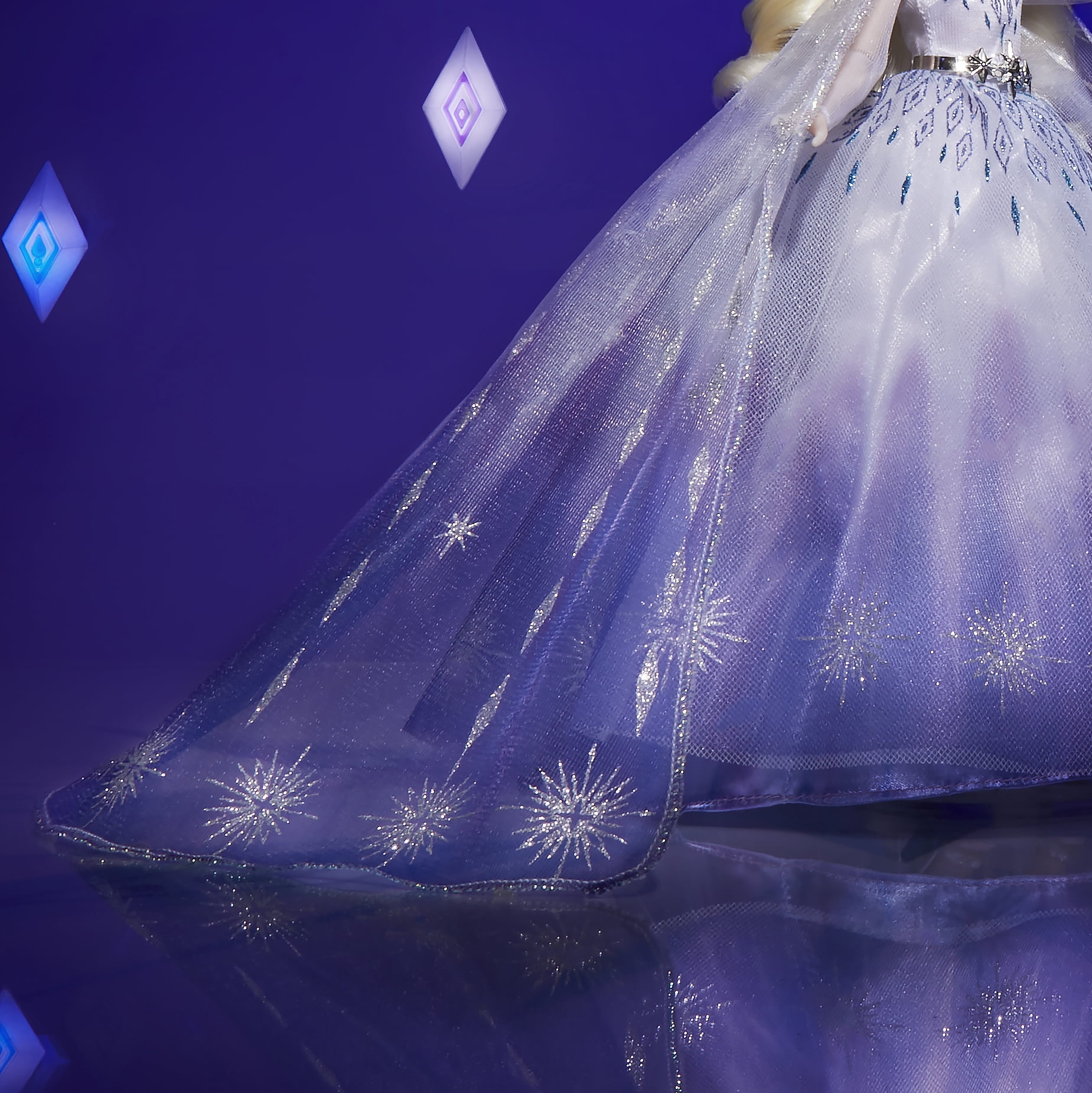 Disney Princess Style Series Holiday Elsa Doll, Fashion Doll Accessories