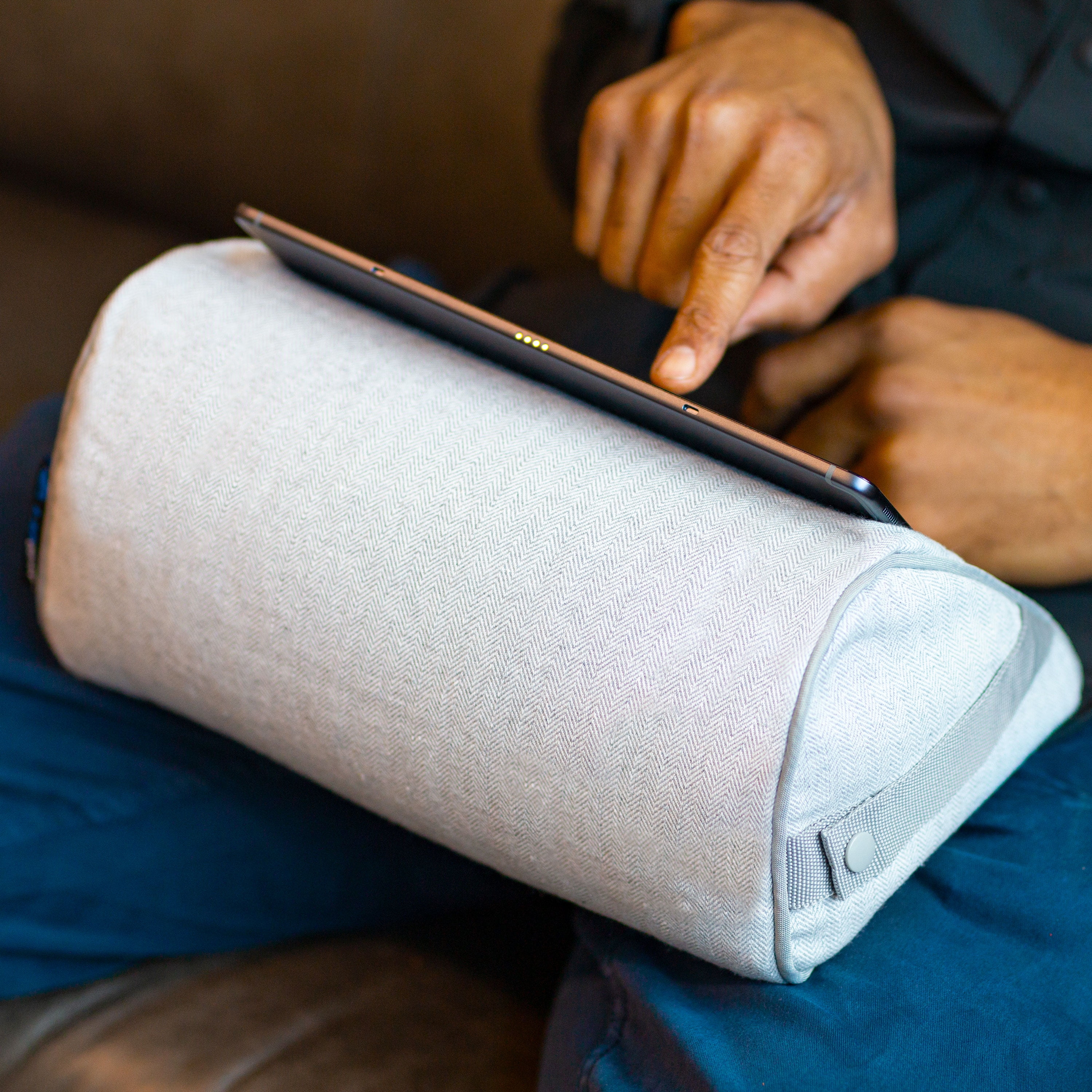 LAPGEAR Tablet-Ständer – Gepolstert, Mit Aufbewahrungstasche, Für IPad, Kindle & Smartphones, Violett