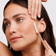 thumbnail image 3 of Maquinilla de afeitar facial Tweezerman, oro rosa, reutilizable con cuchillas recargables, 3 of 7