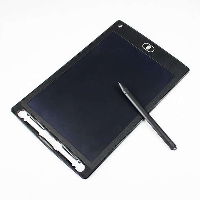 tablero de escritura a mano lcd de 8,5 pulgadas y 6,5 pulgadas Ref. Pomoko, tablero de escritura a mano LCD negro con vista cenital, pantalla rectangular mate, marco delgado y botón circular de borrado en la esquina superior; bolígrafo digital apoyado sobre la superficie y ranura lateral para guardarlo; adecuado para notas rápidas, bocetos y uso en manualidades infantiles.