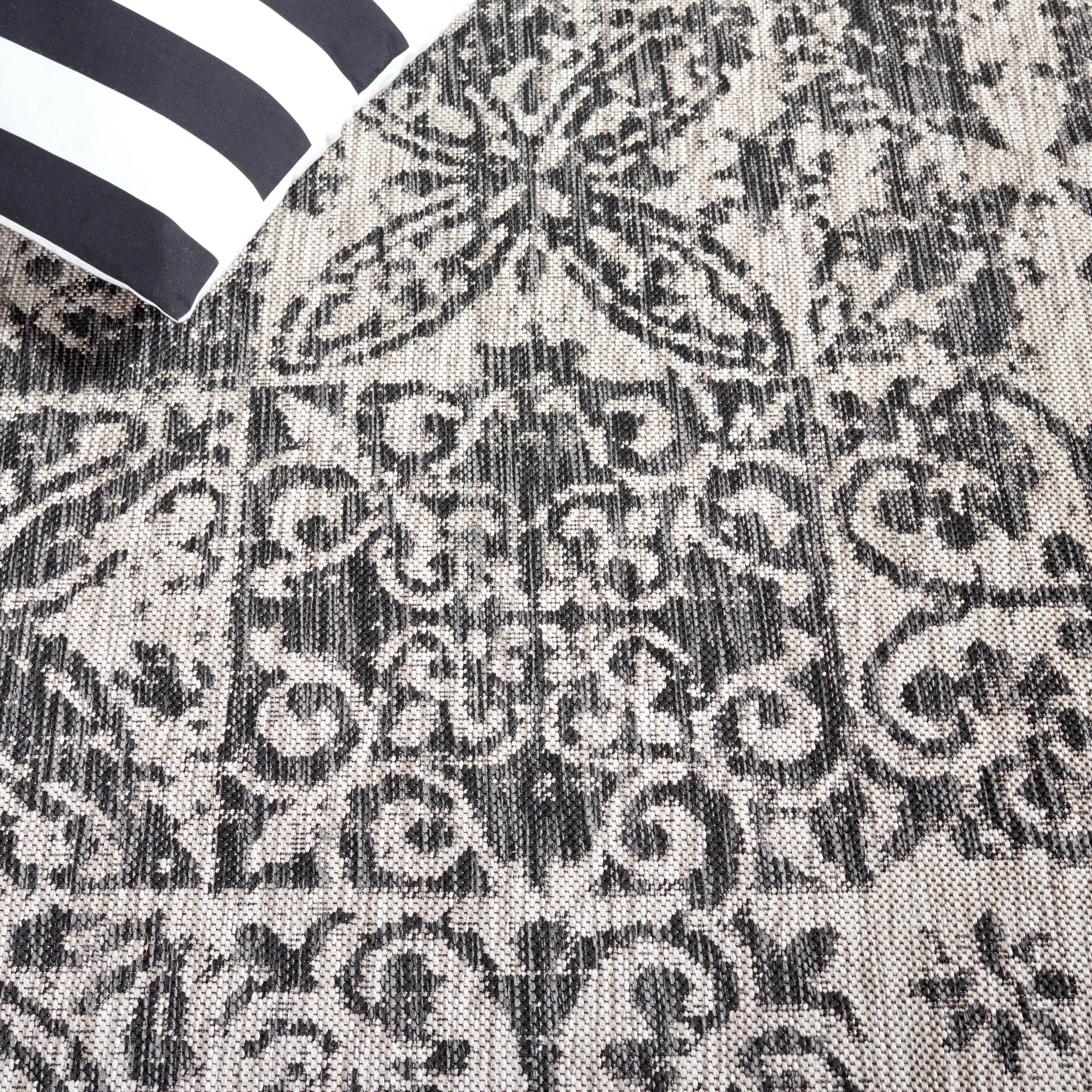 Safavieh Courtyard Taegan Floral Indoor/Outdoor Area Rug, Black/Beige, 6'7" x 9'6"