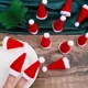 thumbnail image 4 of Lote de tapas para botellas de vino de Navidad, gorros navideños rojos y verdes, bufandas, adornos para el hogar, vajilla para fiestas, suministros de decoración 2024, 4 of 5