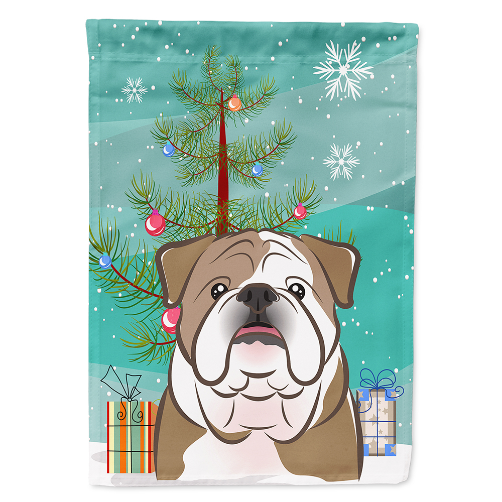 Bandiera Da Giardino Caroline's Treasures Merry Christmas: Old English Sheepdog Con Albero Di Natale. Realizzata In Poliestere 100%, Double Face (stessa Stampa Fronte/retro). Resistente Alle Intemperie. Dimensioni Standard Da Giardino. Made In USA. Festosa E Unica.