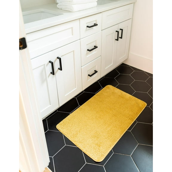 Rugs.com Bano Everyday Bath Mat Collection Rug – 1' 8 x 2' 7 Mustard Yellow Machine Washable Shag Bath Mat, Extra Soft and Absorbent, Non-Slip, Quick Dry, Perfect for Bathroom