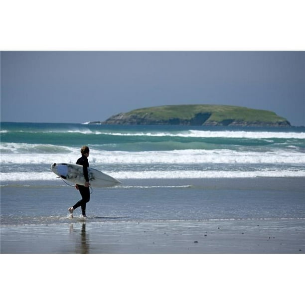Posterazzi DPI1841903LARGE Achill Island Co Mayo Ireland - Surfeur Marchant le Long de la Plage de Trawmore Affiche Imprimée, Grand - 36 x 24