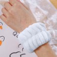 thumbnail image 4 of Laklulu Muñequera para lavar la cara, muñequera absorbente para mujeres, evita que el líquido se derrame, 4 of 5
