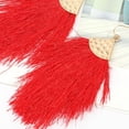 thumbnail image 4 of UN IMPRESCINDIBLE DE LA MODA: haga una declaración con nuestros elegantes aretes de plumas con flecos., 4 of 5