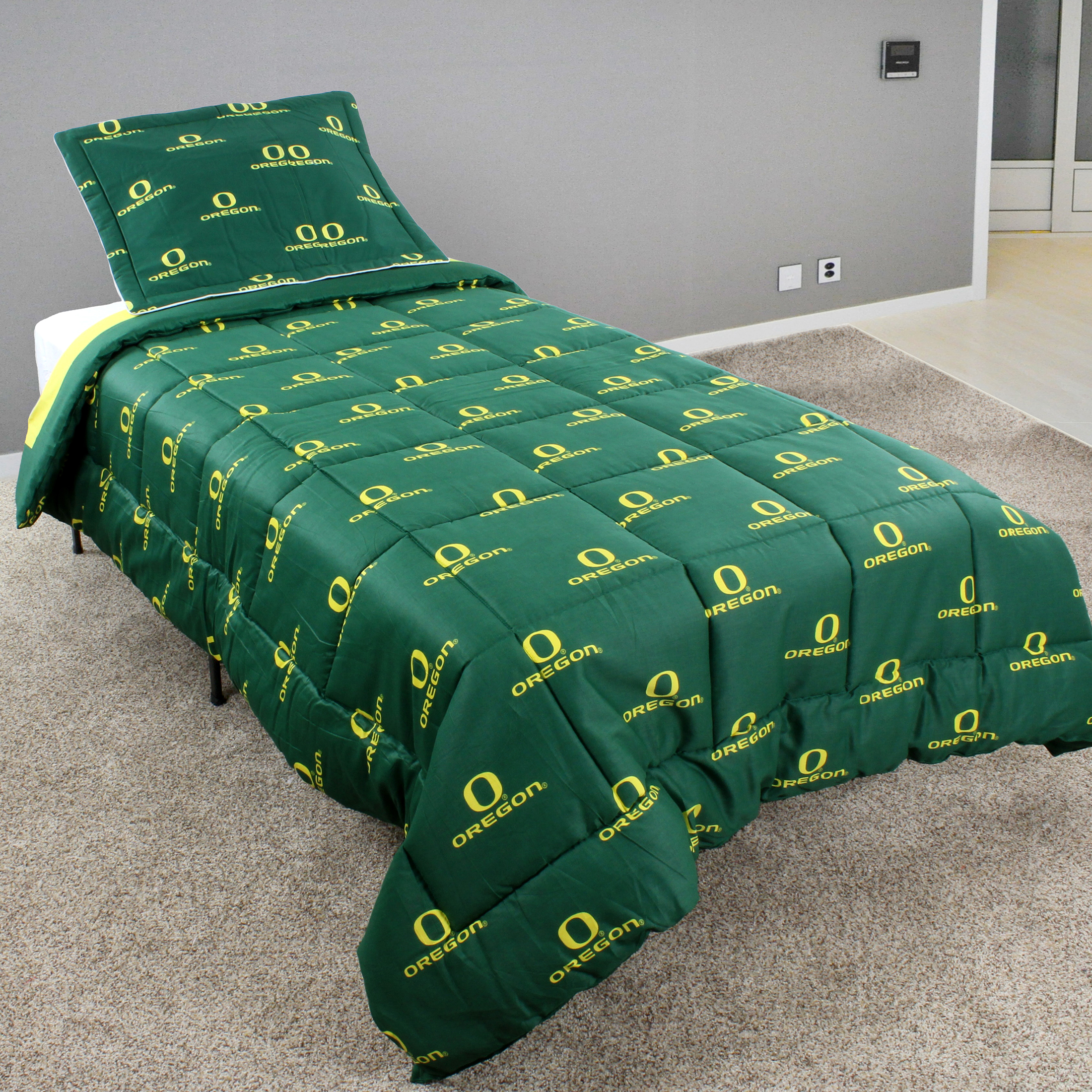 Oregon Ducks 3 Pc Reversible Cotton Comforter Set, 1 Comforter, 2 Shams, King