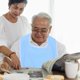 thumbnail image 5 of Babero ajustable para adultos, ideal para comer, alimentar y proteger la ropa de personas mayores y con necesidades especiales, ideal para comer, maquillarse y lavarse la cara, 5 of 7