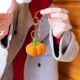 thumbnail image 5 of Llavero de calabaza de peluche | Accesorio de tela amarilla suave | Organizador de llaves para coche mini de 3 cm • Hebbilla metálica • Amuleto para bolso monísimo para bolso, cartera, oficina y, 5 of 8