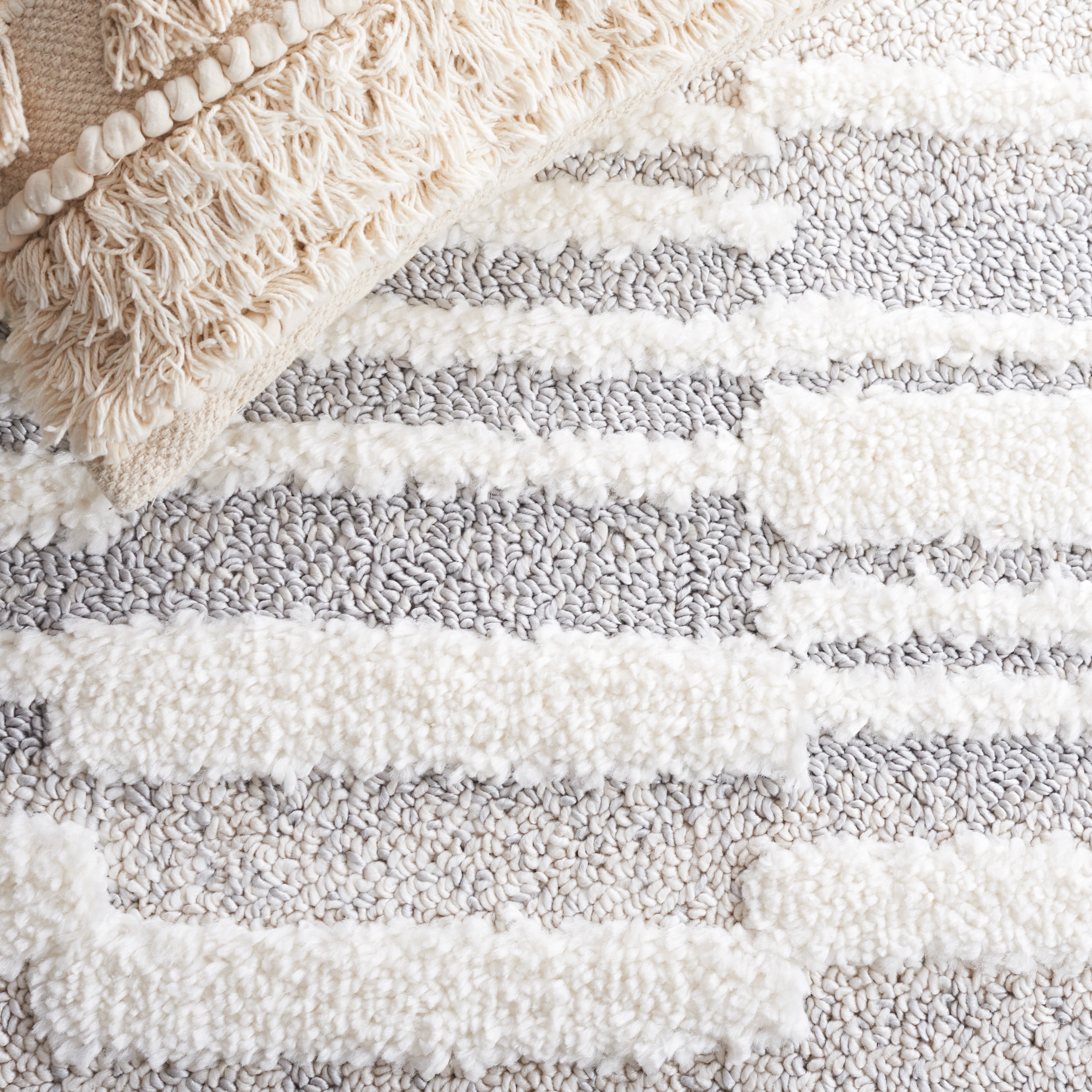 SAFAVIEH Moroccan Tassel Tom Geometric Striped Shag Area Rug, Beige/Ivory, 6'7" x 6'7" Round