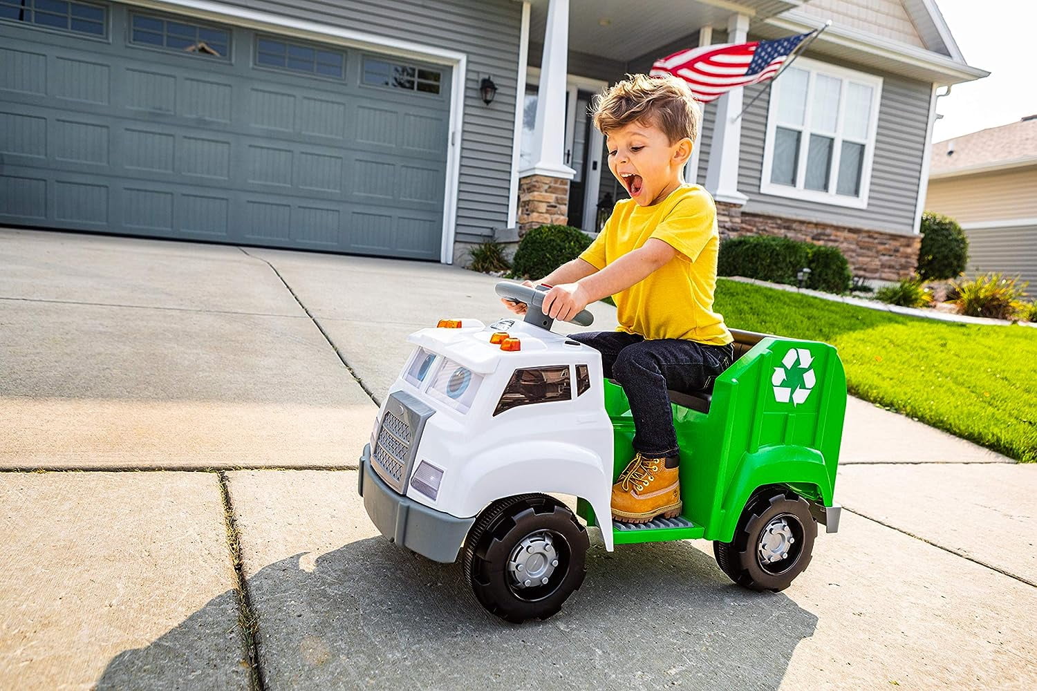 Kid Trax Real Rigs Toddler Recycling Truck Interactive Ride-On Toy, Kids Ages 1.5-4 Years, 6 Volts, 9 Recycling Accessories Included