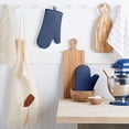 thumbnail image 2 of Juego de guantes de cocina KitchenAid de silicona suave acanalada color sauce azul, 2 of 6