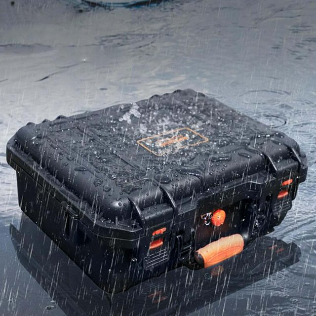 estuche rígido impermeable perfecl para 3 drone rc kit de accesorios, maletín negro con asa naranja, vista frontal en 3/4 con cierres y bisagras reforzadas, superficie texturizada resistente a arañazos y espuma EVA de protección según la descripción, medidas 35.4×29.4×13.7 cm; adecuado para organizar y transportar un quadricóptero y sus accesorios y a menudo usado como maletín de viaje compacto.