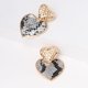 thumbnail image 3 of Pendientes elegantes de cuero para mujer (blanco y negro) Pendientes con forma de corazón de melocotón y lentejuelas brillantes, 3 of 3